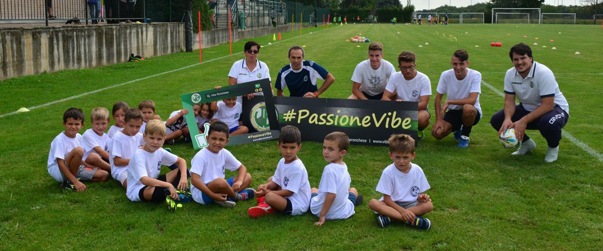 Bambini della scuola calcio Vibe Ronchese con la cornice ufficiale durante l'open day
